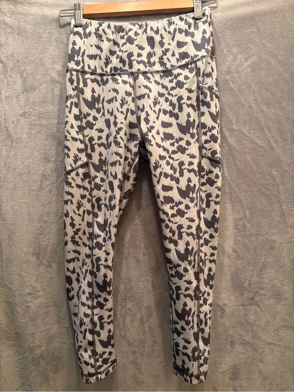 A Core cropped leggings -  Printed Leggings in Gray/White - AS
